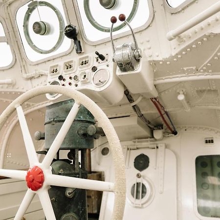 Reddingsboot Harlingen Boat Hotel Esterno foto