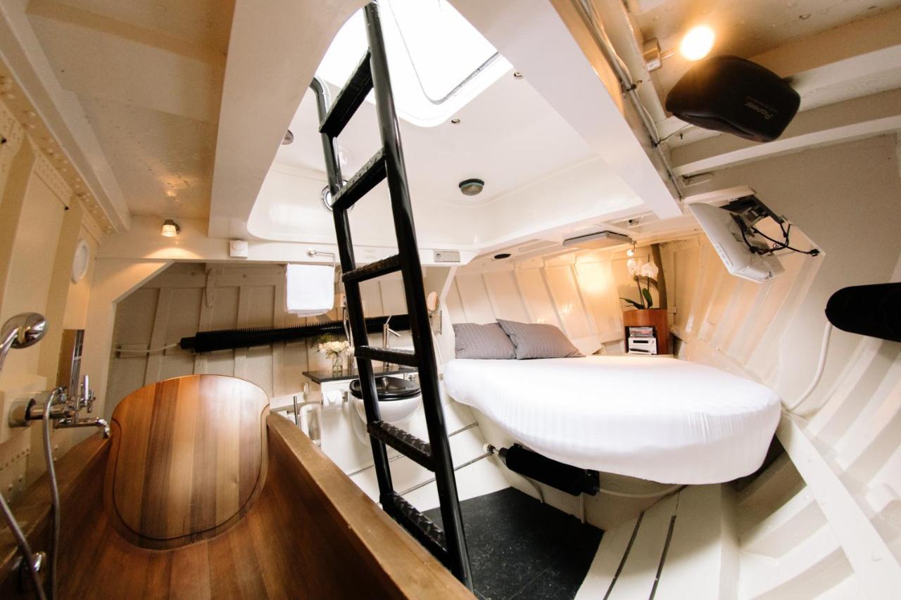Reddingsboot Harlingen Boat Hotel Esterno foto